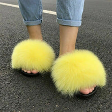 Load image into Gallery viewer, New Arrival Girl Luxury Fluffy Fur Slippers Ladies Indoor Warm Furry Fur Flip Flops Women Amazing Plush Fur Slides Wholesale Hot
