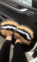 Load image into Gallery viewer, New Arrival Girl Luxury Fluffy Fur Slippers Ladies Indoor Warm Furry Fur Flip Flops Women Amazing Plush Fur Slides Wholesale Hot
